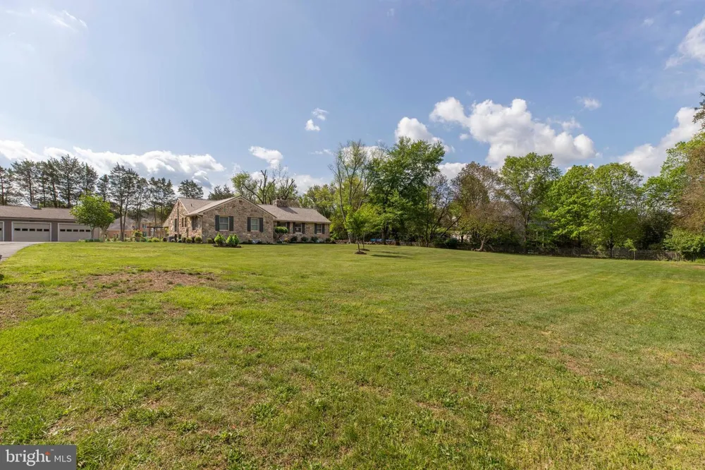 15027 BRADDOCK ROAD Centreville, VA 20120