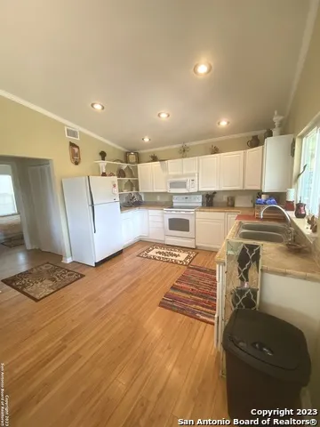 980 Pebble Beach Dr NW Lakehills, TX 78063