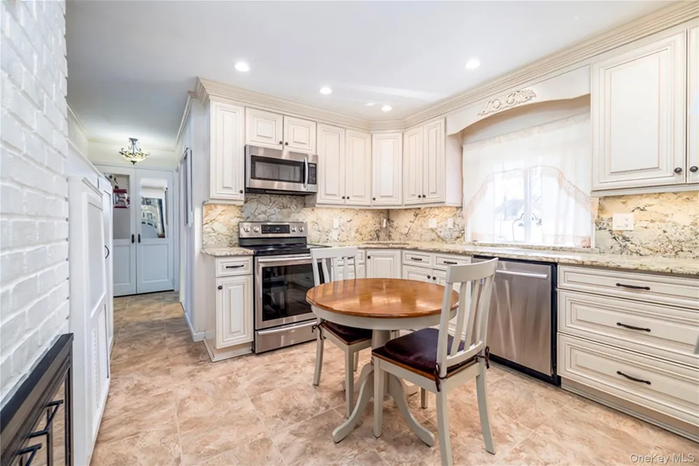 12 Link Lane Hicksville, NY 11801