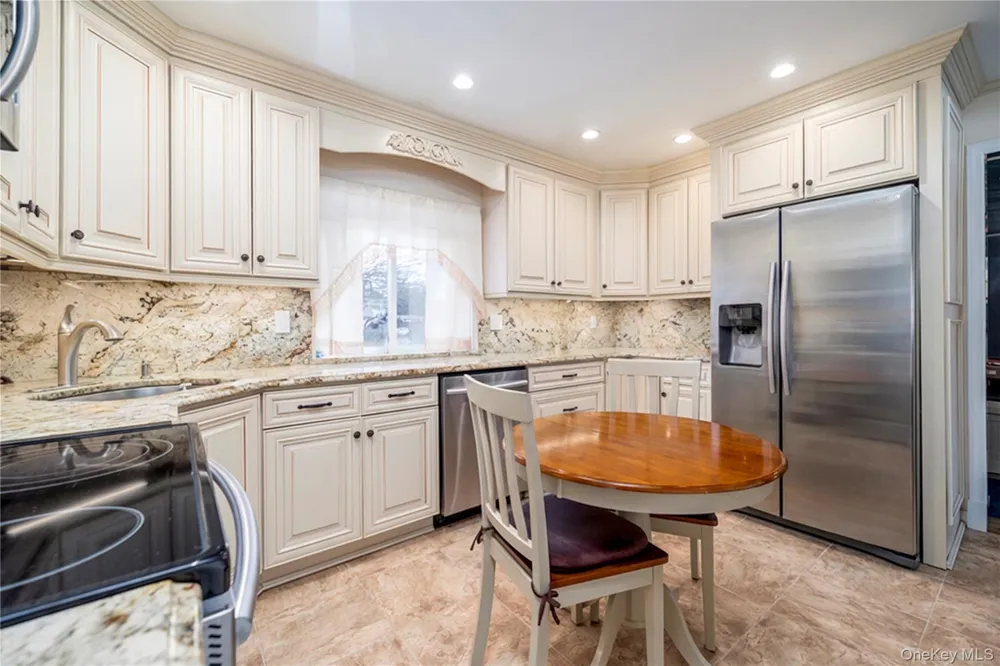 12 Link Lane Hicksville, NY 11801