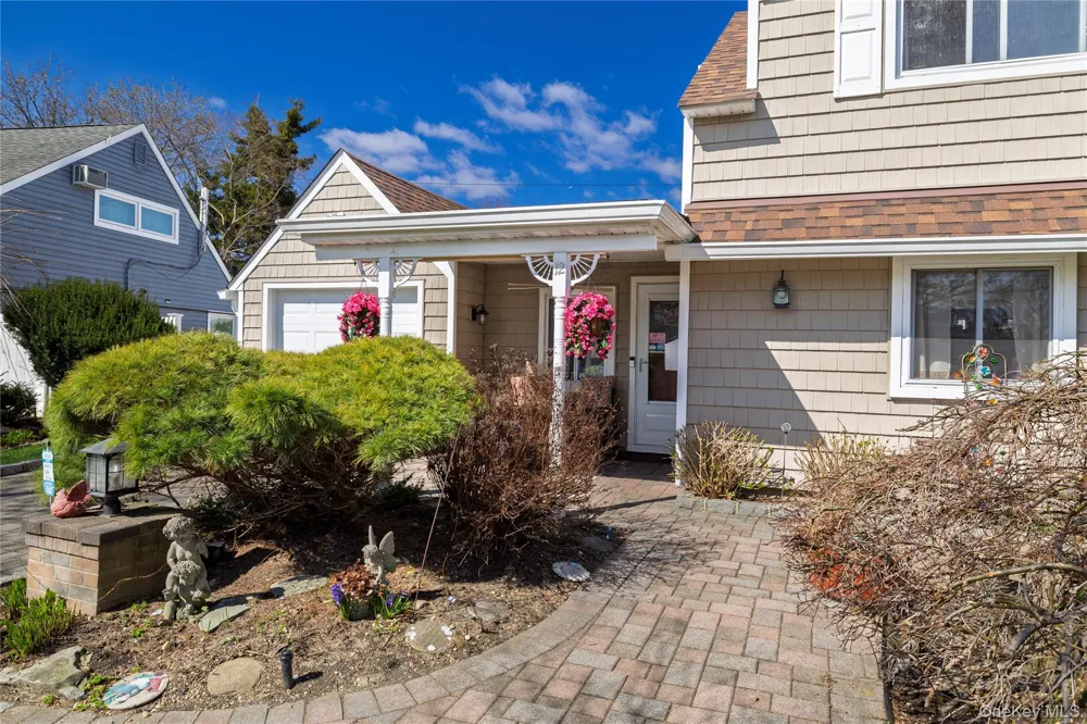 12 Link Lane Hicksville, NY 11801