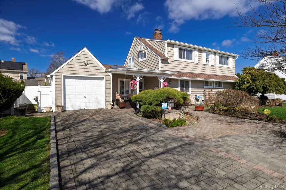 12 Link Lane Hicksville, NY 11801