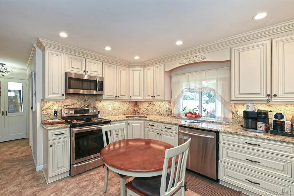 12 Link Lane Hicksville, NY 11801