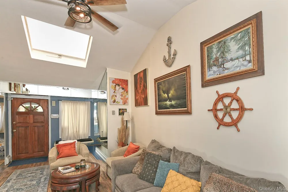 12 Link Lane Hicksville, NY 11801