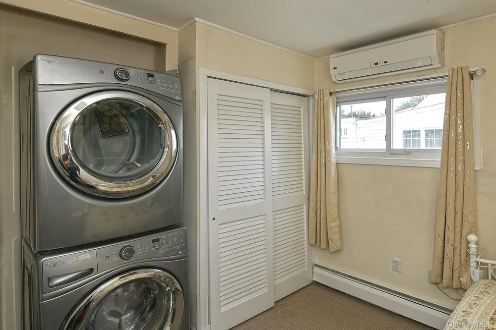 12 Link Lane Hicksville, NY 11801