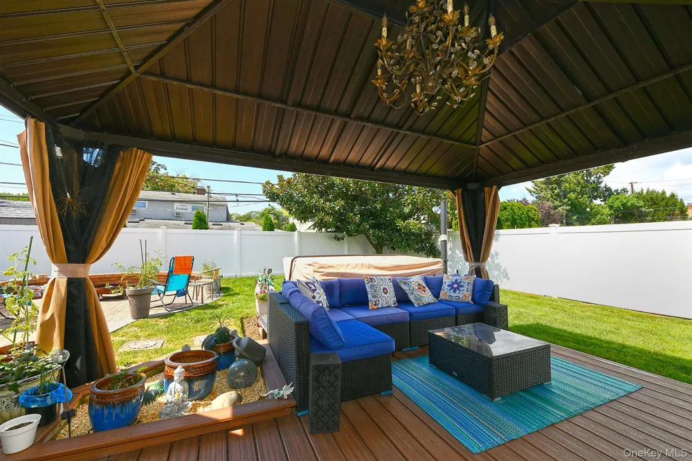 12 Link Lane Hicksville, NY 11801