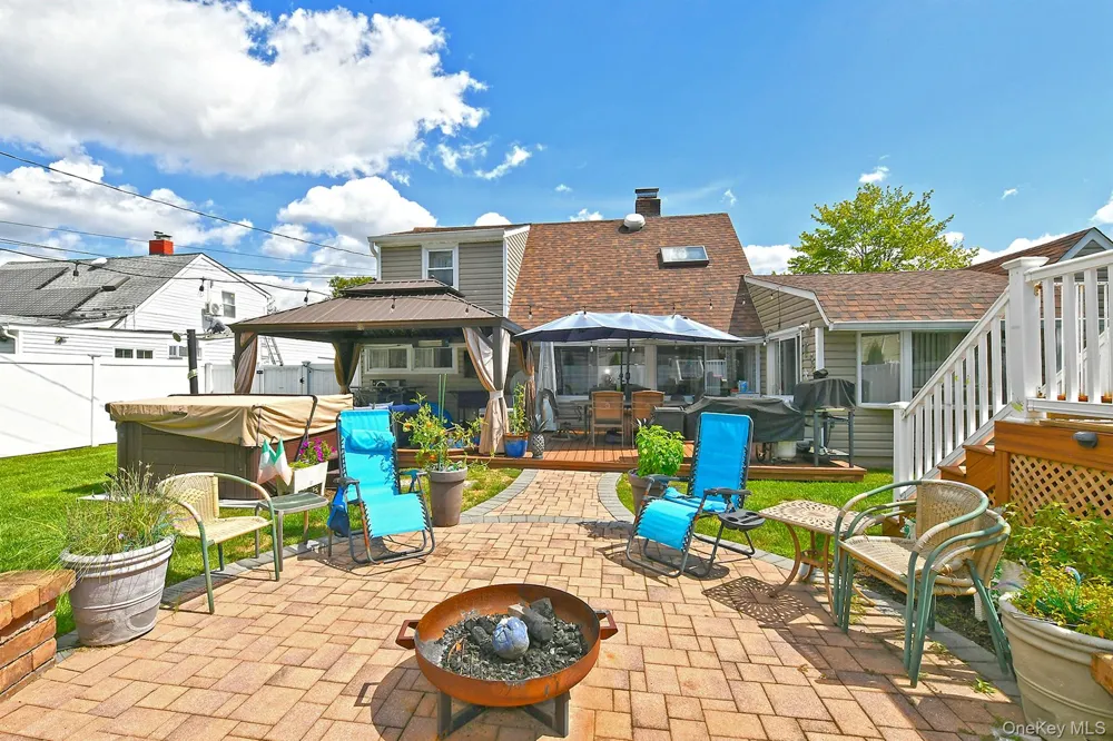 12 Link Lane Hicksville, NY 11801