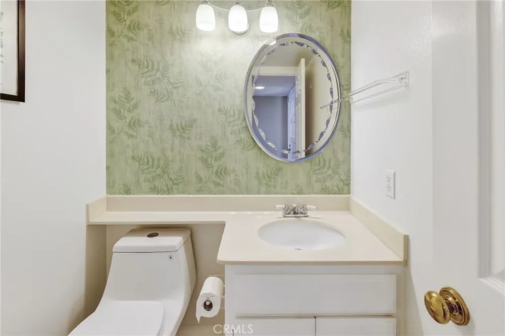 512 S Hollydale Anaheim, CA 92808