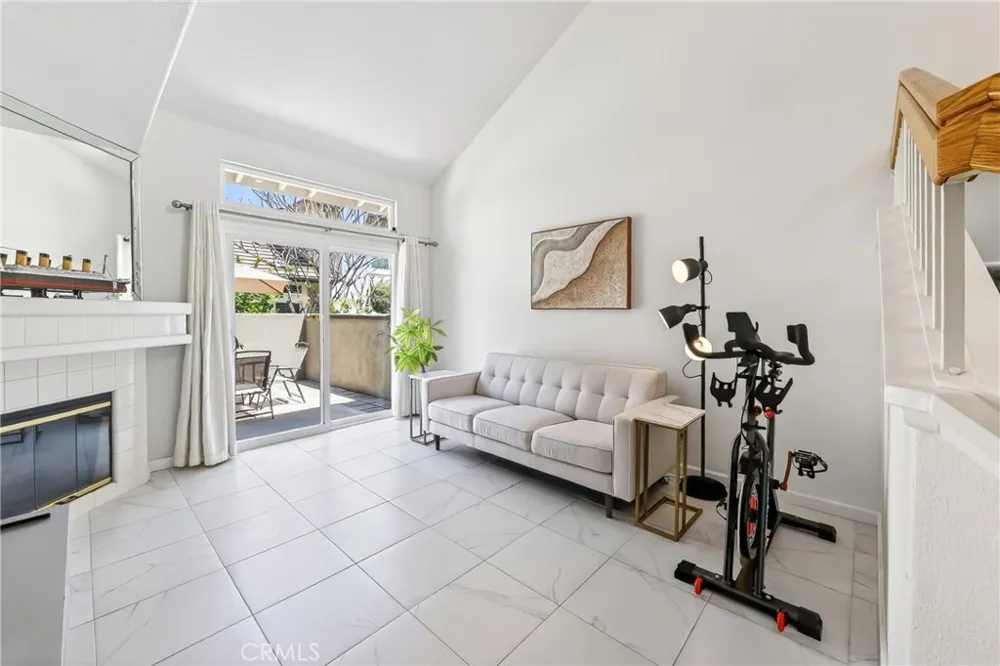 512 S Hollydale Anaheim, CA 92808