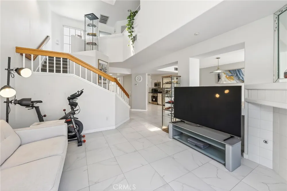 512 S Hollydale Anaheim, CA 92808