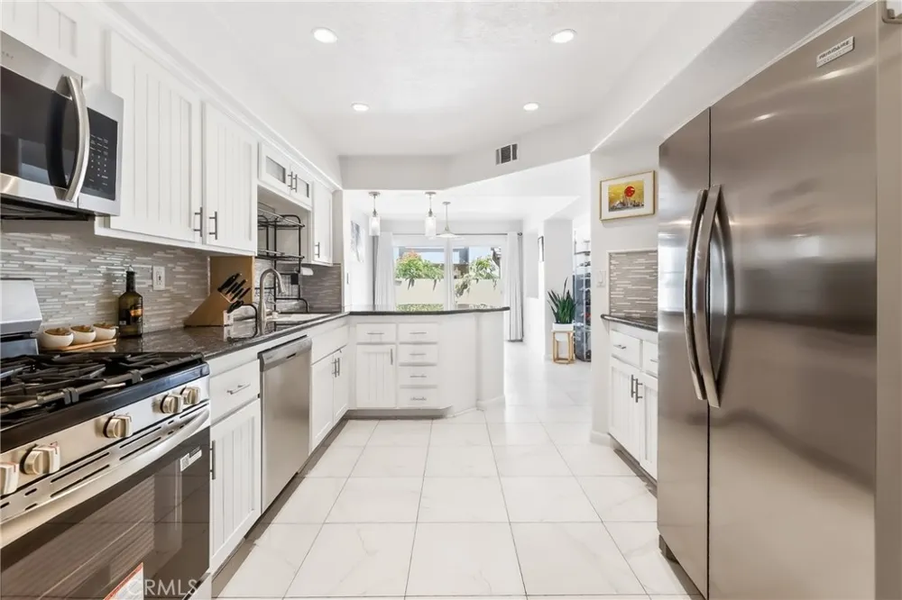 512 S Hollydale Anaheim, CA 92808