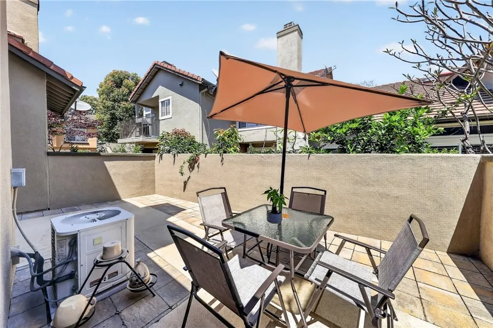 512 S Hollydale Anaheim, CA 92808