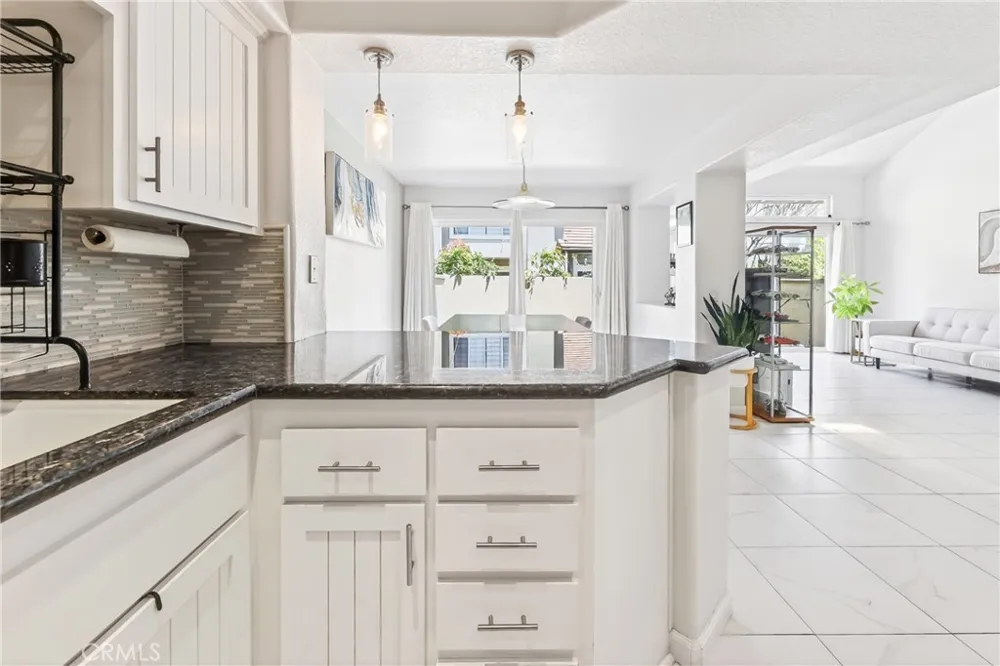 512 S Hollydale Anaheim, CA 92808