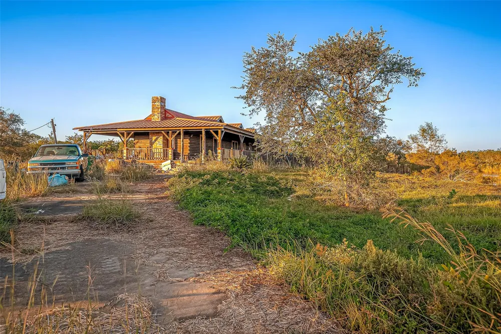 2830 County Road 290 Angleton, TX 77515