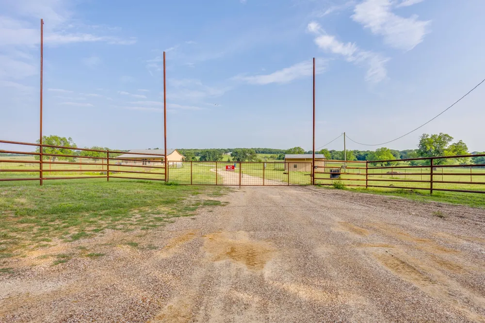 184 Hcr 1439 Covington, TX 76636