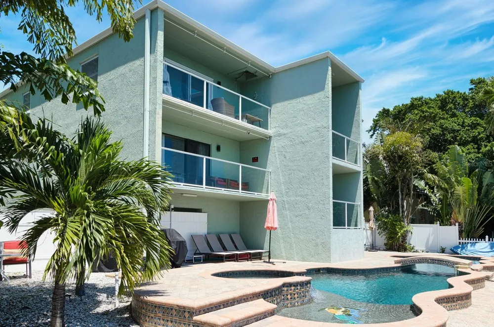125 110TH AVENUE #1 Treasure Island, FL 33706