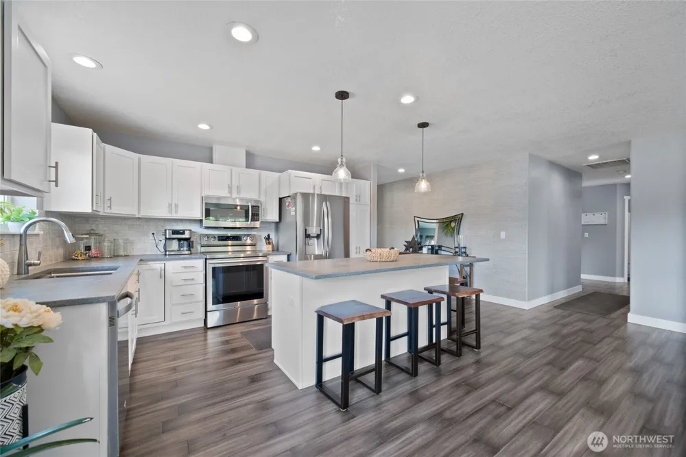 195 Bay Point Drive Castle Rock, WA 98611