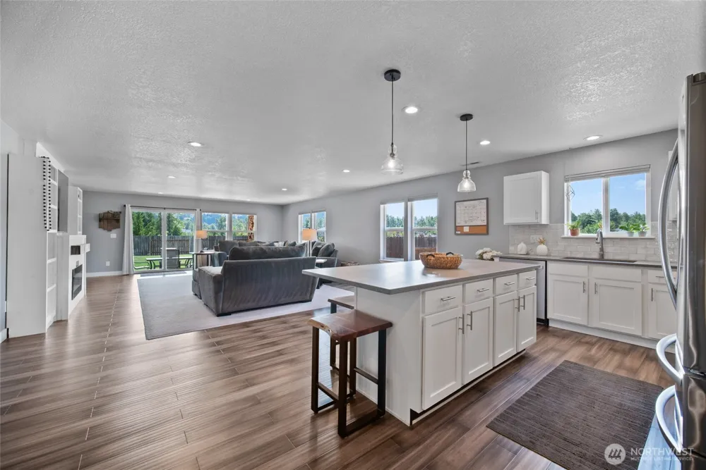 195 Bay Point Drive Castle Rock, WA 98611