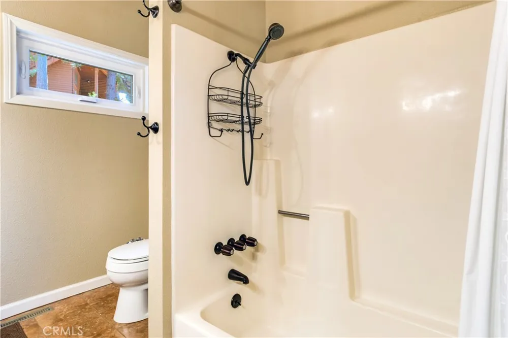 39576 Oak Glen Road Fawnskin, CA 92333