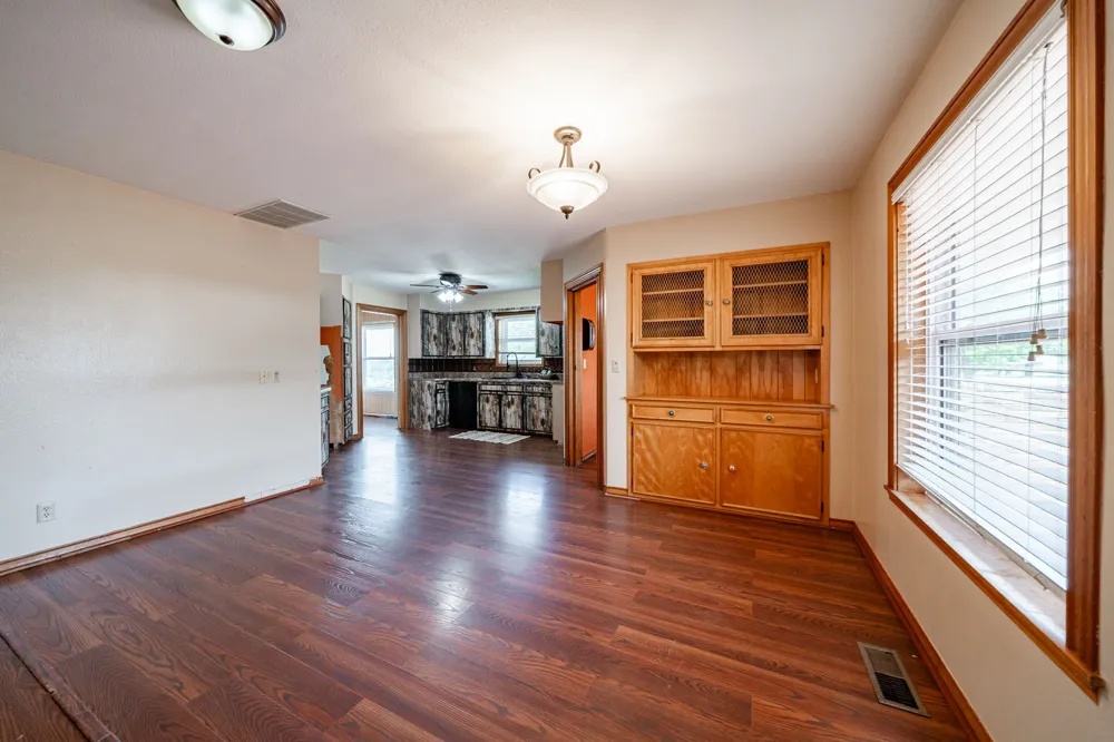 1001 E Nevada Seymour, TX 76380