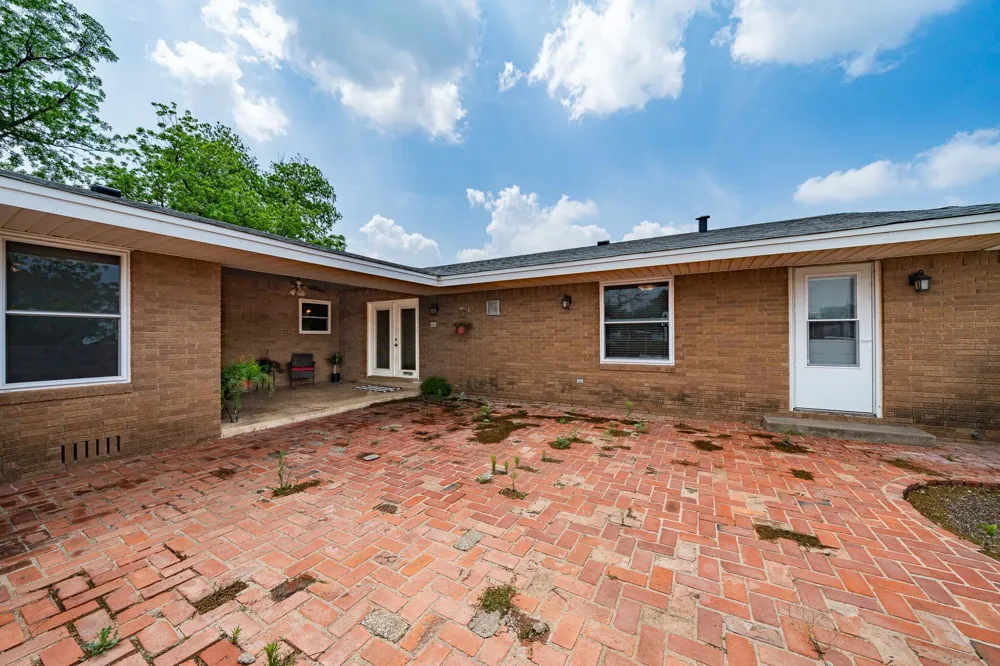 1001 E Nevada Seymour, TX 76380