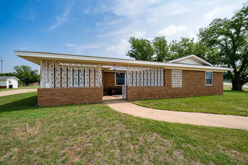 1001 E Nevada Seymour, TX 76380