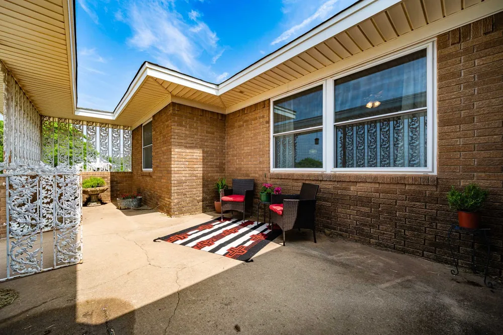 1001 E Nevada Seymour, TX 76380