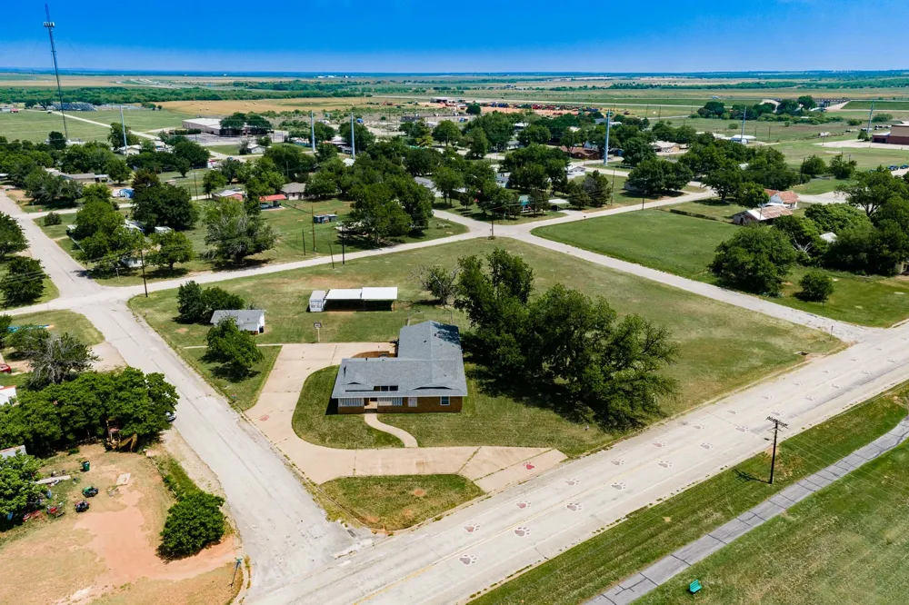 1001 E Nevada Seymour, TX 76380