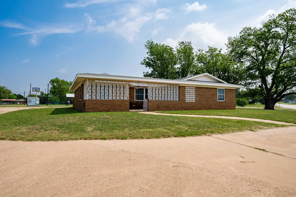 1001 E Nevada Seymour, TX 76380