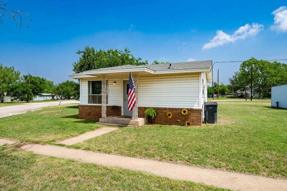 1001 E Nevada Seymour, TX 76380