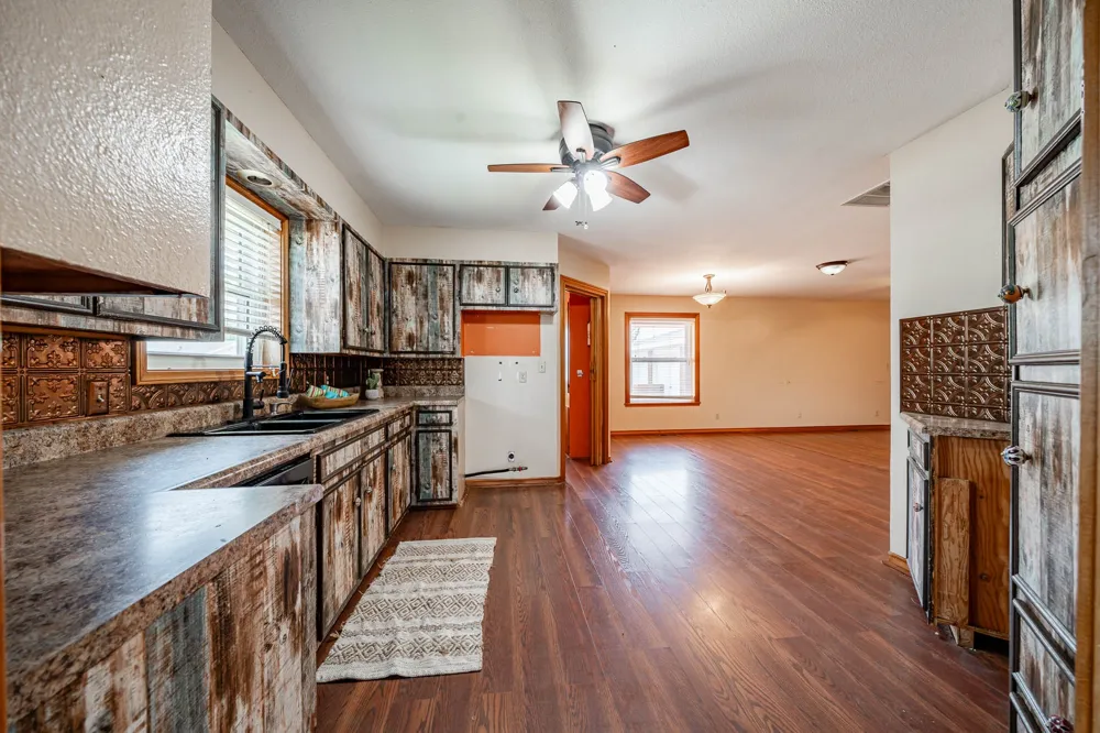 1001 E Nevada Seymour, TX 76380