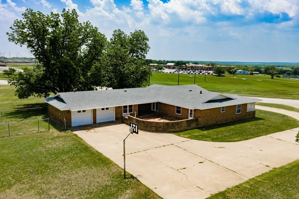 1001 E Nevada Seymour, TX 76380