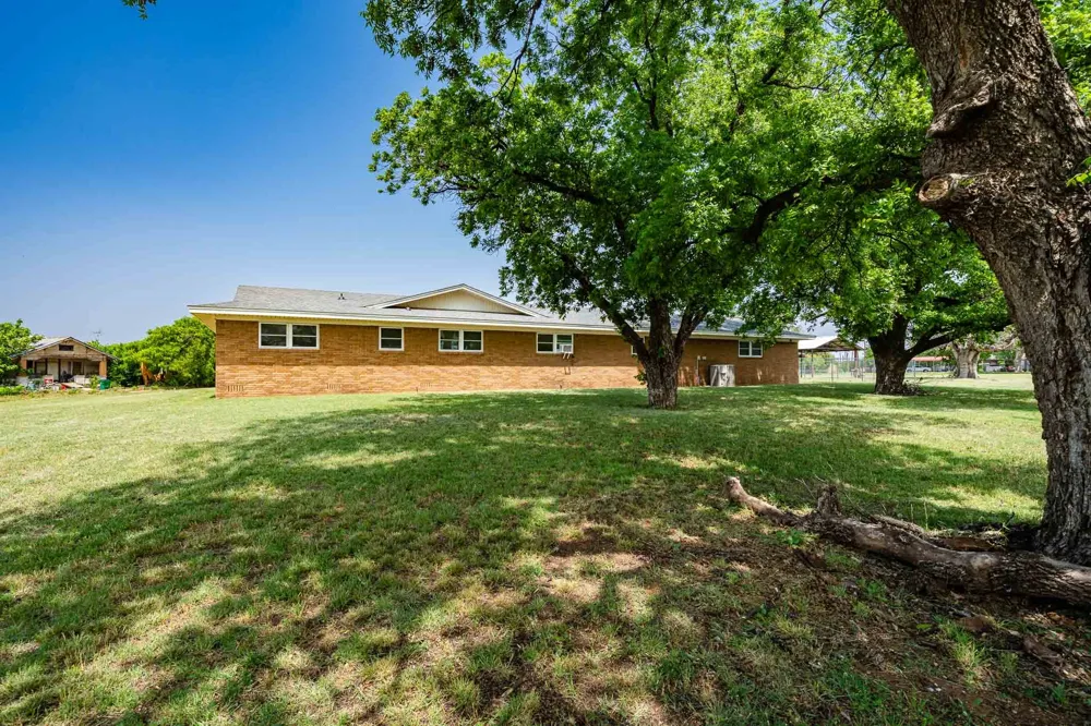 1001 E Nevada Seymour, TX 76380