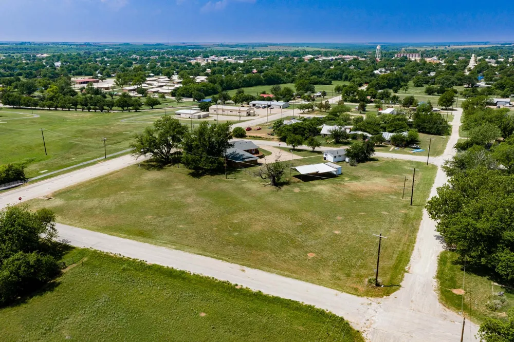 1001 E Nevada Seymour, TX 76380
