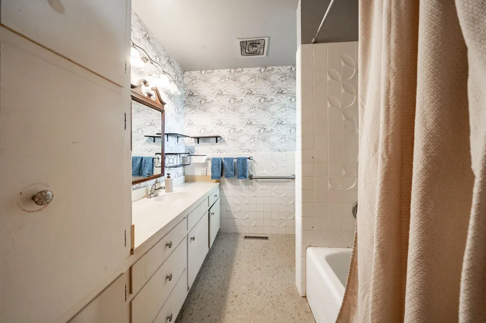 1001 E Nevada Seymour, TX 76380