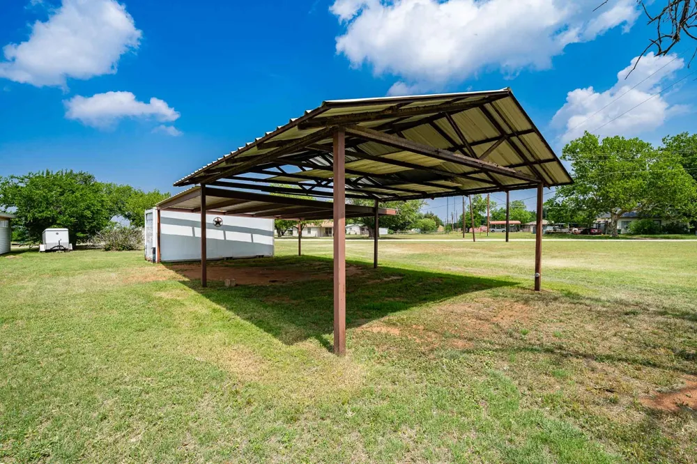 1001 E Nevada Seymour, TX 76380