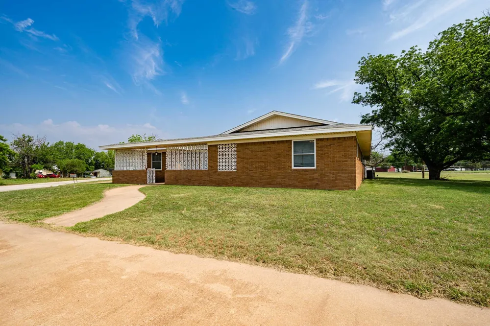 1001 E Nevada Seymour, TX 76380