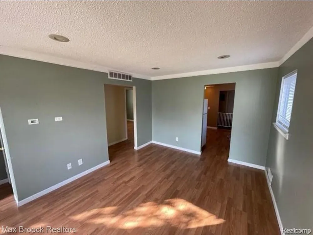 47 E Barrett Avenue Madison Heights City, MI 48071