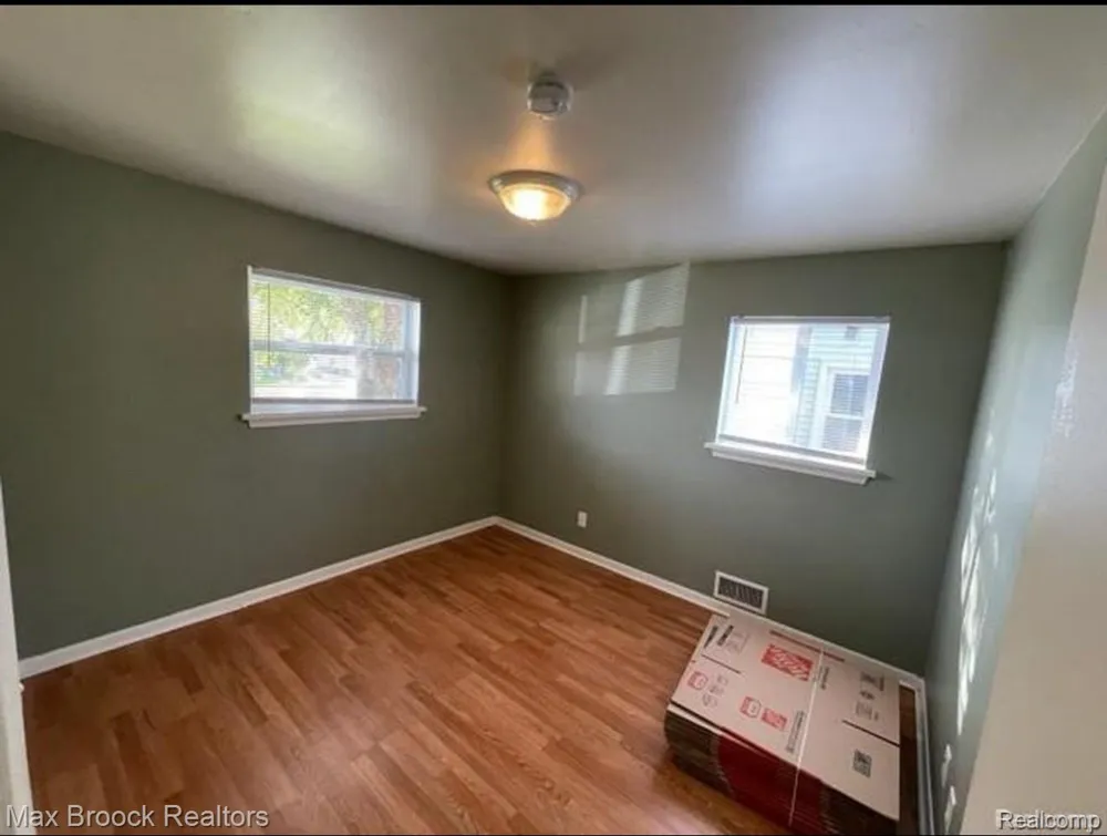 47 E Barrett Avenue Madison Heights City, MI 48071