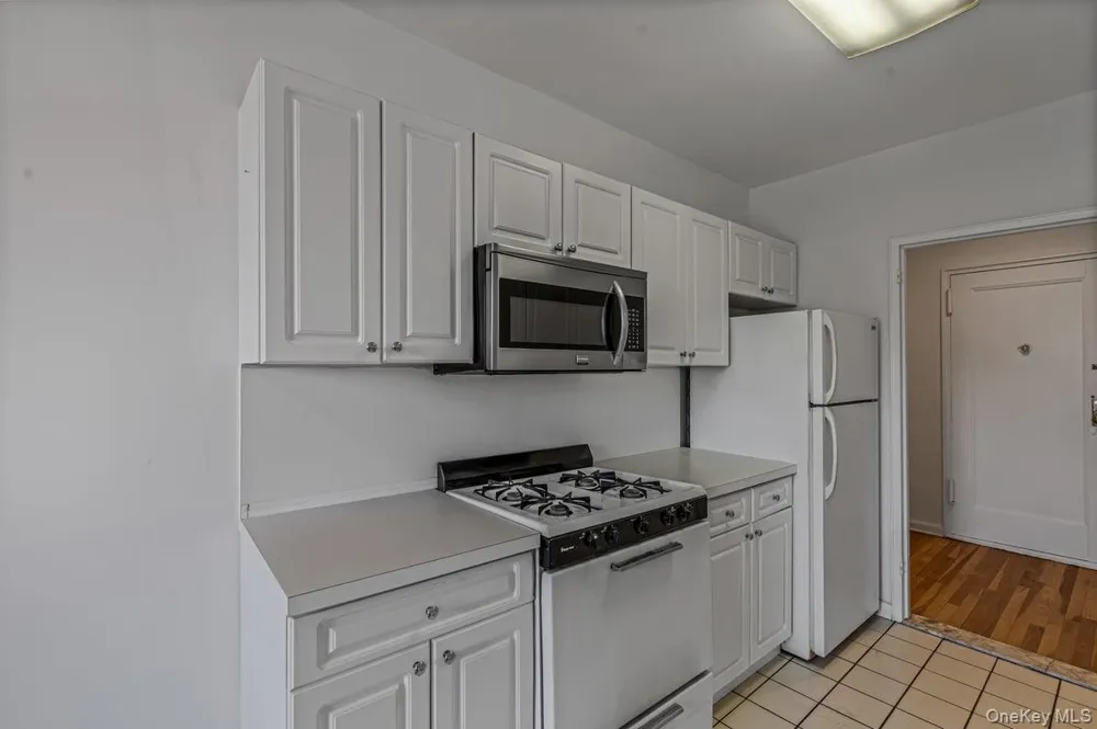 162-01 Powells Cove Boulevard #3N Beechhurst, NY 11357