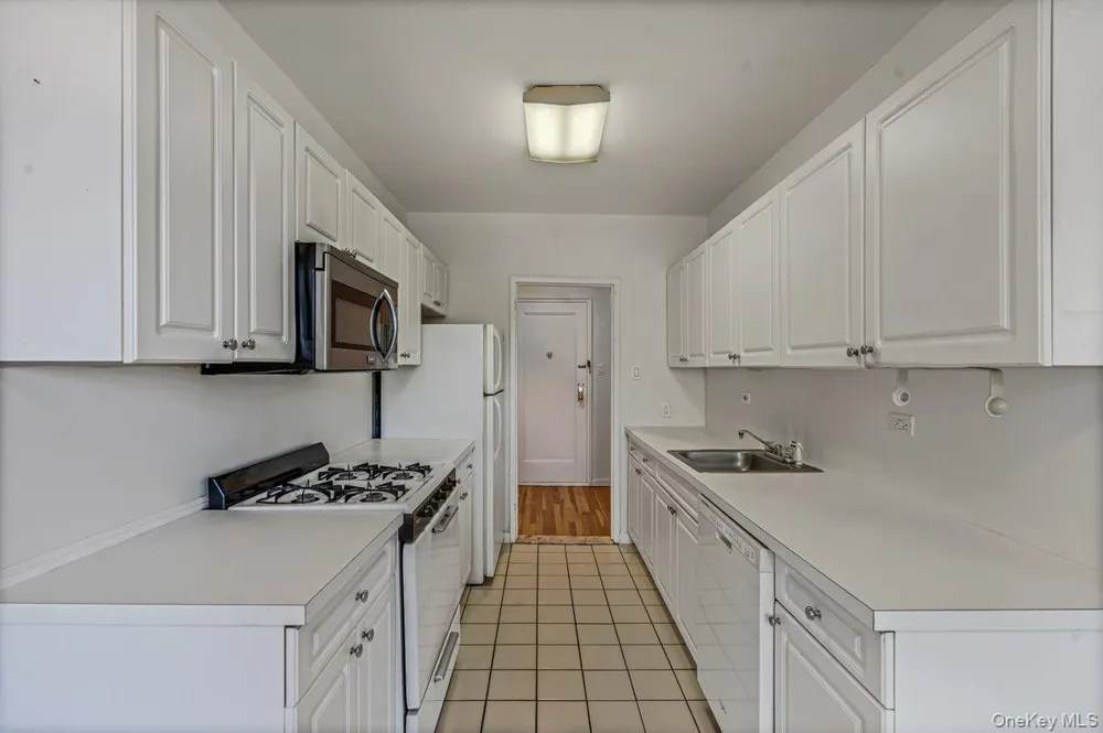 162-01 Powells Cove Boulevard #3N Beechhurst, NY 11357