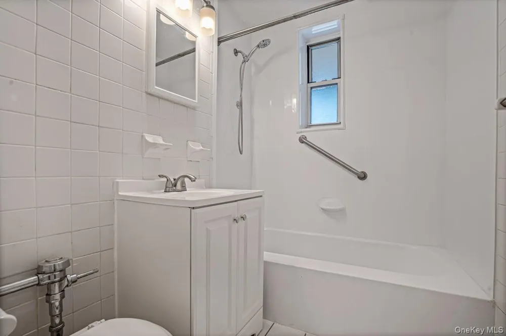 162-01 Powells Cove Boulevard #3N Beechhurst, NY 11357