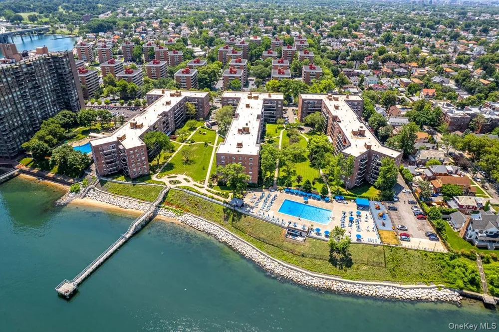 162-01 Powells Cove Boulevard #3N Beechhurst, NY 11357