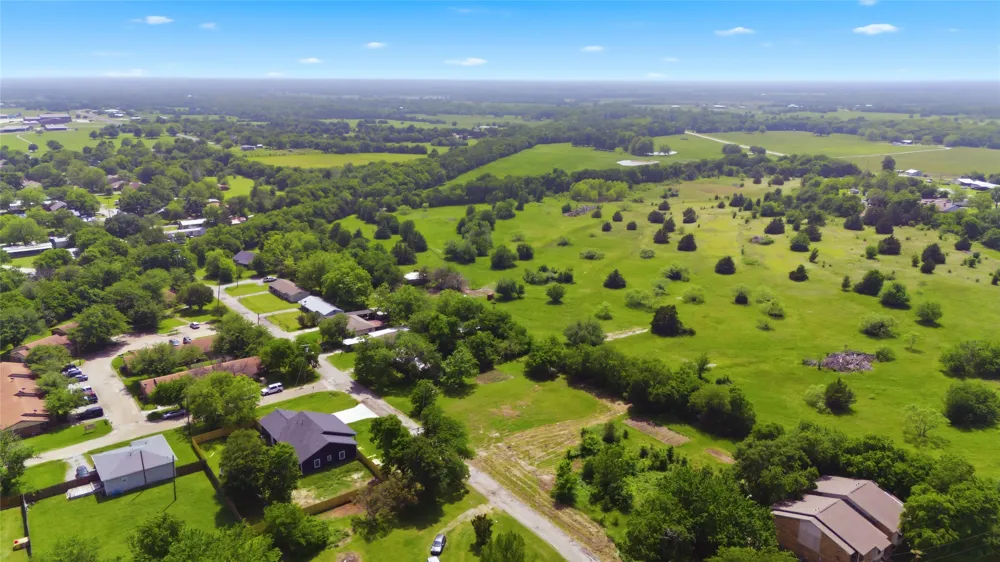 204 S Grand Avenue Wolfe City, TX 75496