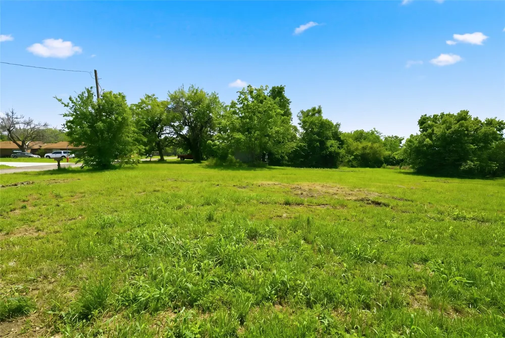204 S Grand Avenue Wolfe City, TX 75496