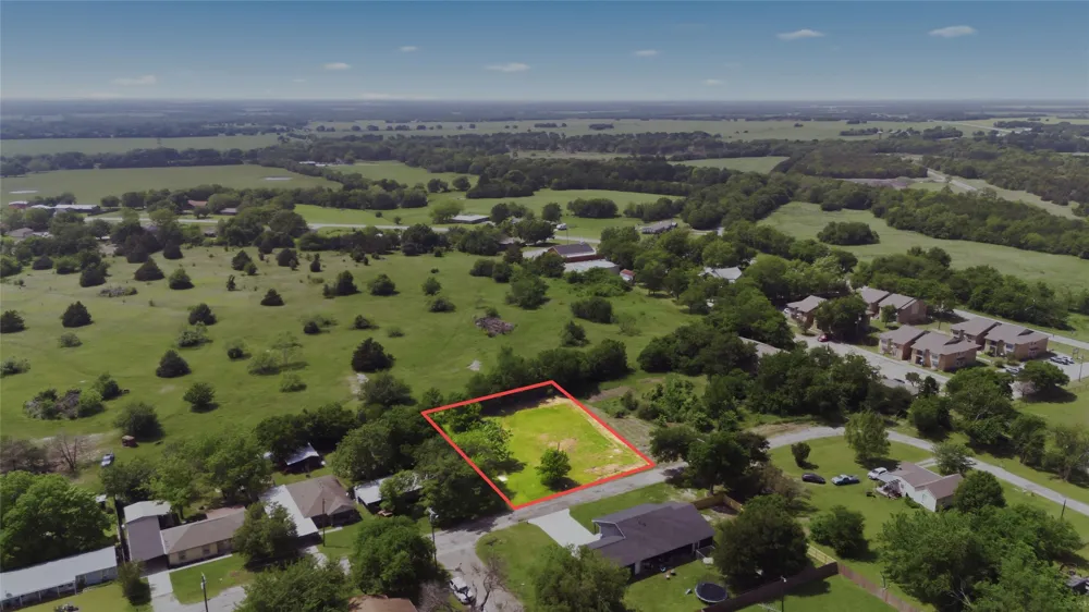 204 S Grand Avenue Wolfe City, TX 75496