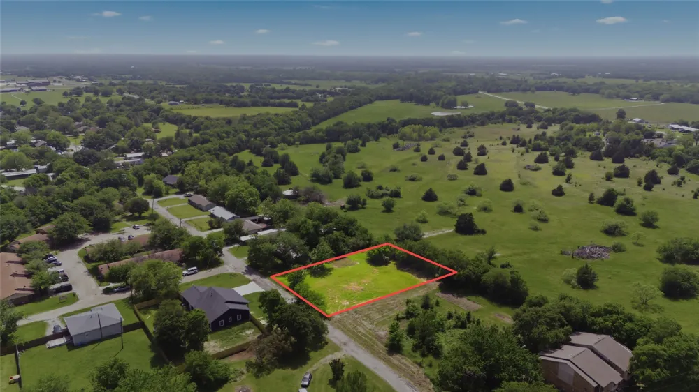 204 S Grand Avenue Wolfe City, TX 75496