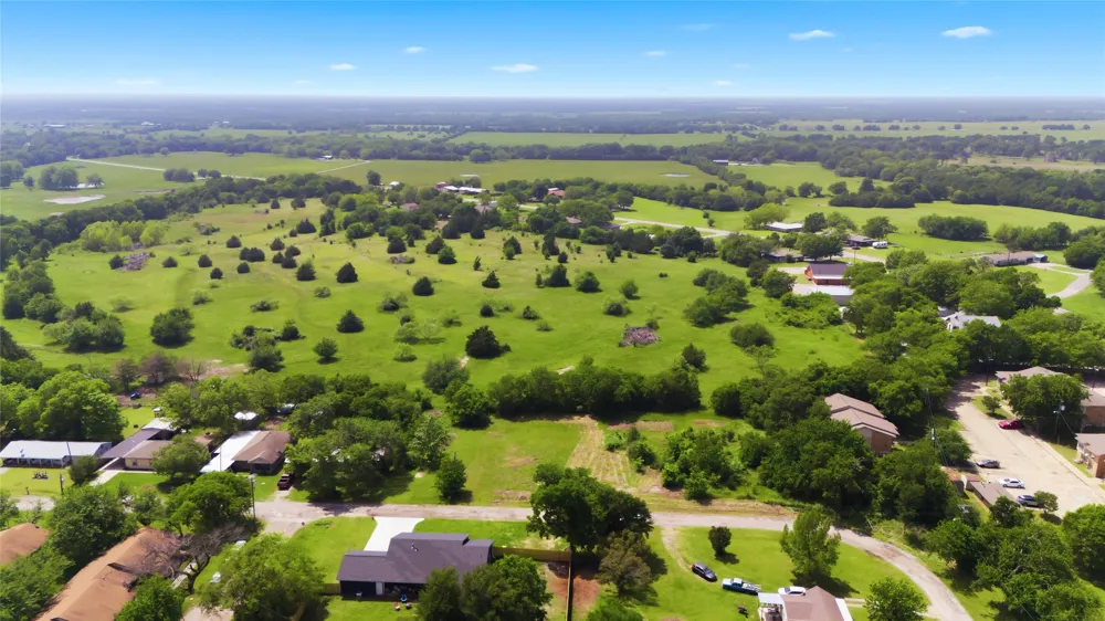 204 S Grand Avenue Wolfe City, TX 75496
