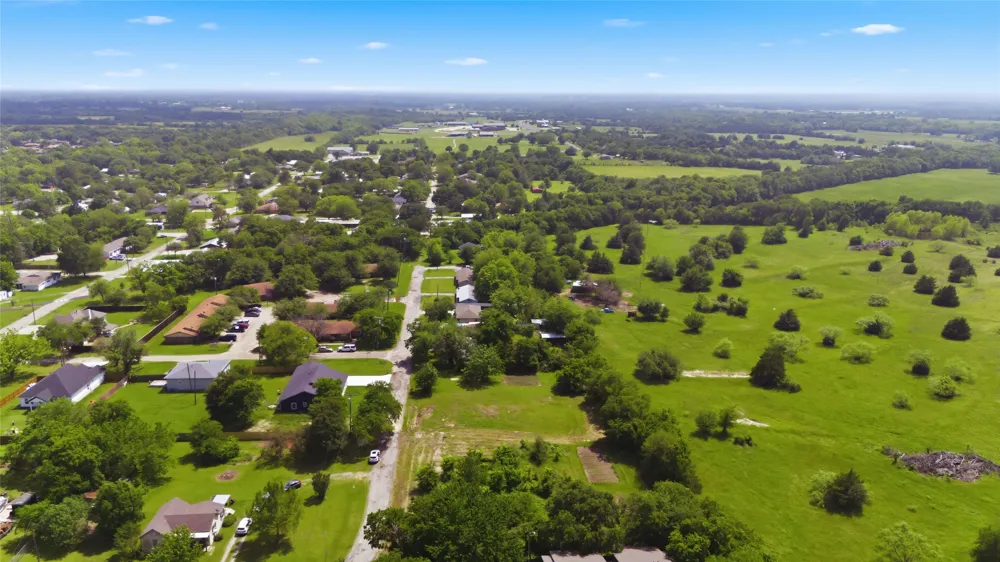 204 S Grand Avenue Wolfe City, TX 75496
