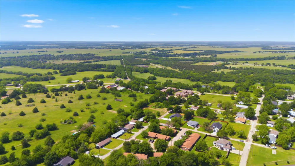 204 S Grand Avenue Wolfe City, TX 75496
